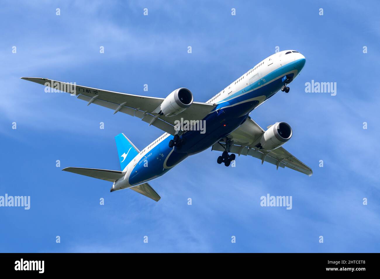 XIAMEN AIRLINES BOEING 787-9 DREAMLINER arriving at Sydney Airport Stock Photo
