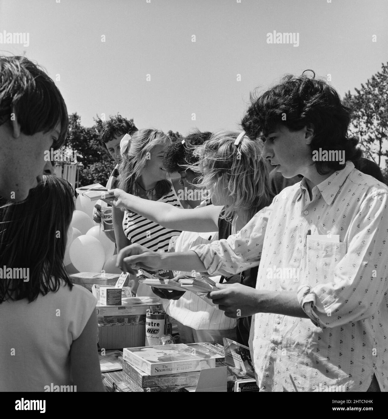 Laing Sports Ground, Rowley Lane, Elstree, Barnet, London, 21/06/1986. Cast members from the BBC school drama Grange Hill giving out prizes to entrants in the children's races at the 1986 Family Day at Laing's Sports Ground. Over 2500 people attended the Family Day and raised over &#xa3;700 for that year's designated charity The British Heart Foundation.  Attractions included; guest appearances by the cast of the television programme Grange Hill, a bouncy castle, donkey rides, Punch and Judy shows, Pierre the Clown, children's races, blindfold stunt driving and golf and six-a-side football tou Stock Photo