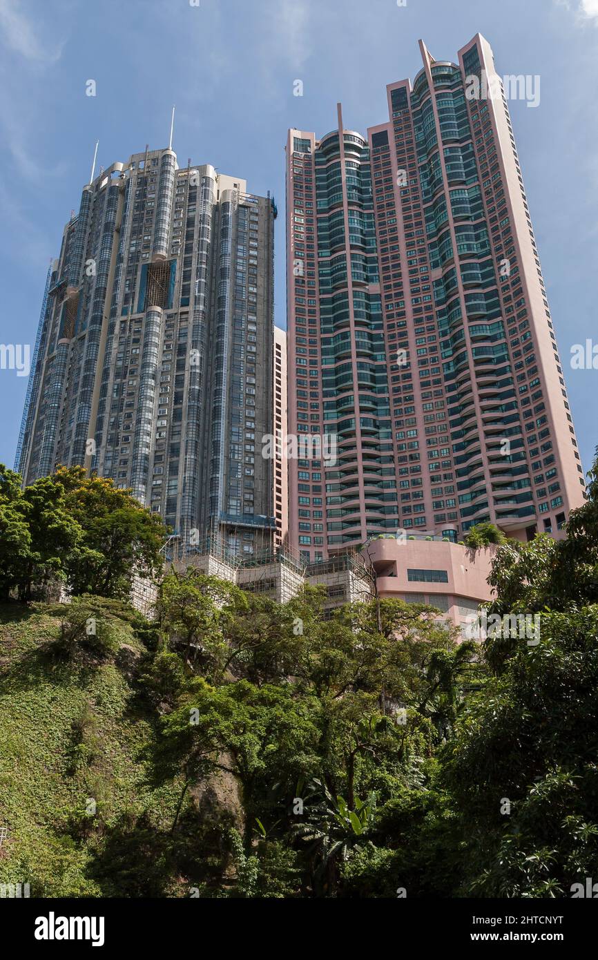 Queen's Garden (l) and Dynasty Court (r) in Mid-levels,  two of Hong Kong's premier apartment complexes, Mid-levels, Hong Kong Island, 2007 Stock Photo