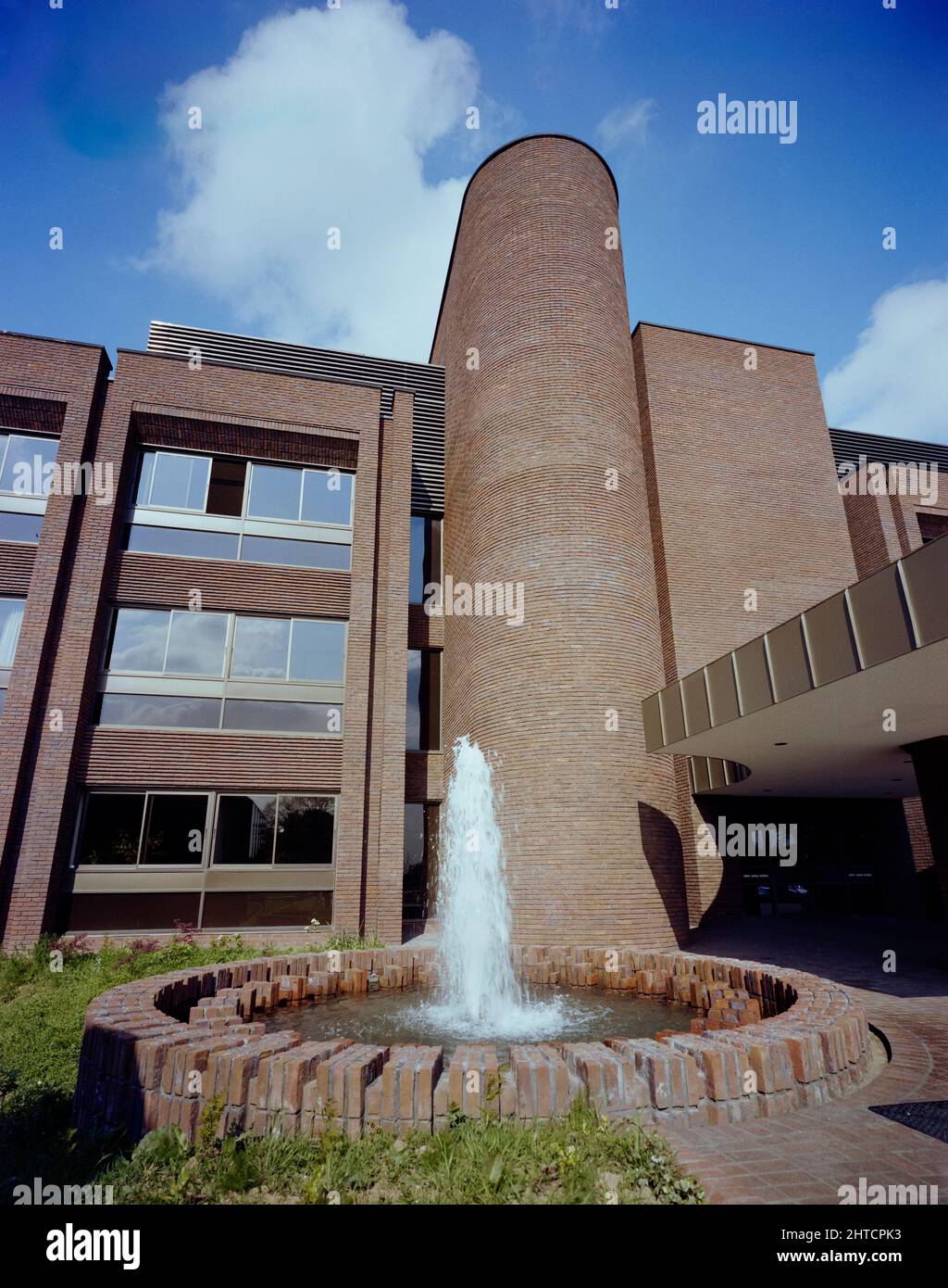 Sir John Laing Building, Page Street, Mill Hill, Barnet, London, 18/05/1981. The circular fountain and U-shaped stair tower by the front entrance to the Sir John Laing Building, Mill Hill. The Sir John Laing Building, named in honour of the company's president who died in January 1978 at the age of 98, was built between 1977 and 1980 having been planned since 1974.  The building completed a phase of development at Laing's Mill Hill headquarters complex, an area that the firm had occupied since moving from Carlisle in 1922.  By 1988 however a major restructuring of the company and meant a whole Stock Photo