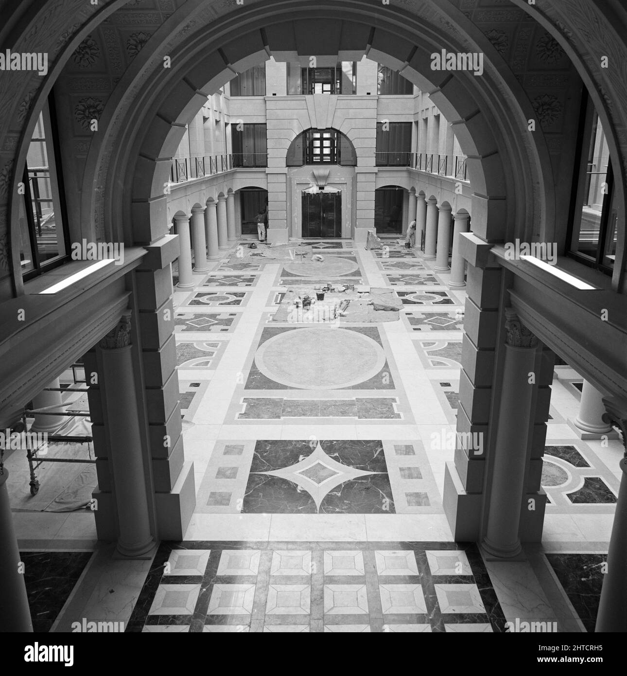 Vintners Place, Upper Thames Street, Queenhithe, London, 28/10/1992. An elevated view looking through the archway at the north end of the galleria at Vintners Place showing the marble floor of the open atrium. Laing undertook the &#xa3;79m management contract for the construction of a 37,000sqm high quality office development at Vintners Place between March 1989 and December 1992.  Work on site began in June 1989 with the demolition of 10 buildings including Vintry House and Kennet Wharf on the riverside.  The listed fa&#xe7;ade of Thames House along Queen Street Place was preserved and incorp Stock Photo