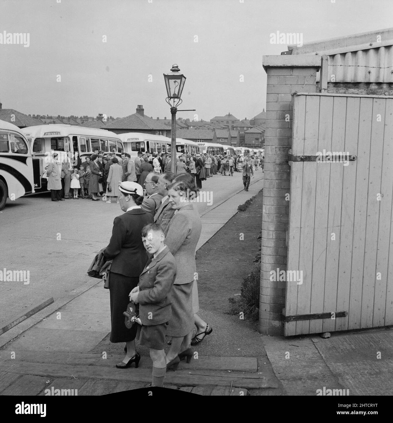 Whitley Bay, North Tyneside, 13/06/1953. Laing workers and their families gathered by a line of coaches during a Laing staff outing to Whitley Bay. In 1947, after a seven year break, Laing had resurrected their 'Area Outings' for staff and their families, with trips taking place in May and June. This trip was for their staff from the Carlisle area. Stock Photo