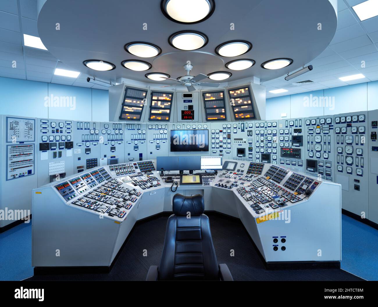 Cottam Power Station, Outgang Lane, Cottam, Treswell, Bassetlaw, Nottinghamshire, 2018. Interior view of a control room in the power station, showing the unit control desk with lighting above and the controller's chair in the foreground. Stock Photo