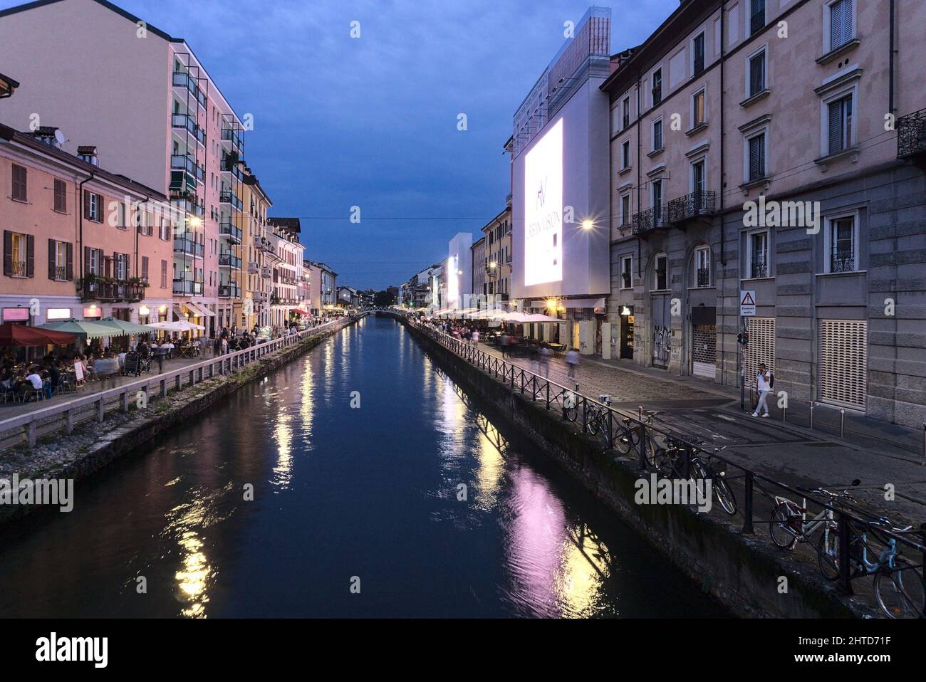 beautiful-shot-of-the-navigli-area-and-canals-in-the-milan-in-evening