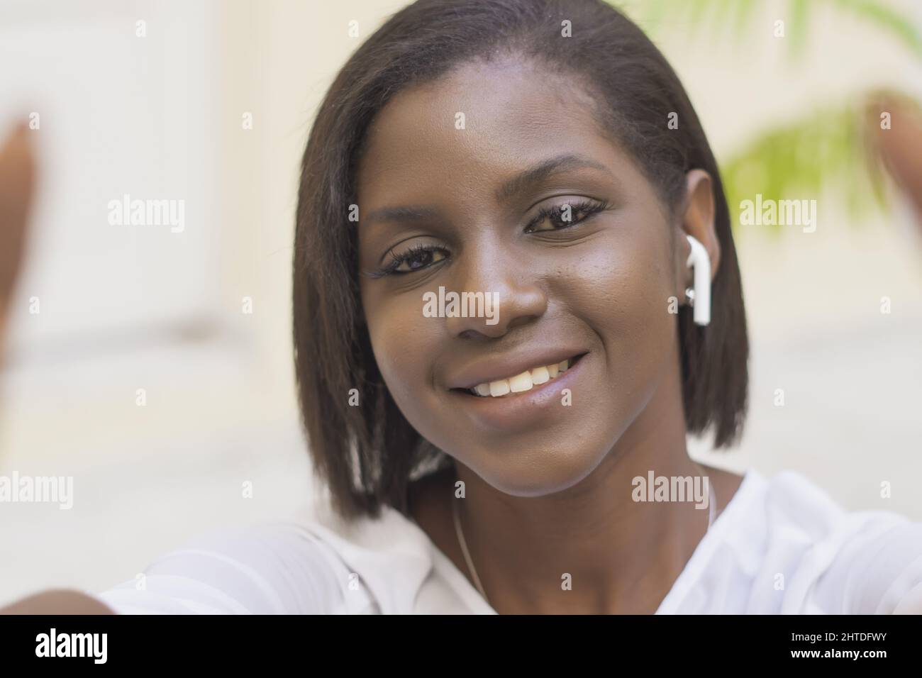 Airpods female hi-res stock photography and images - Alamy