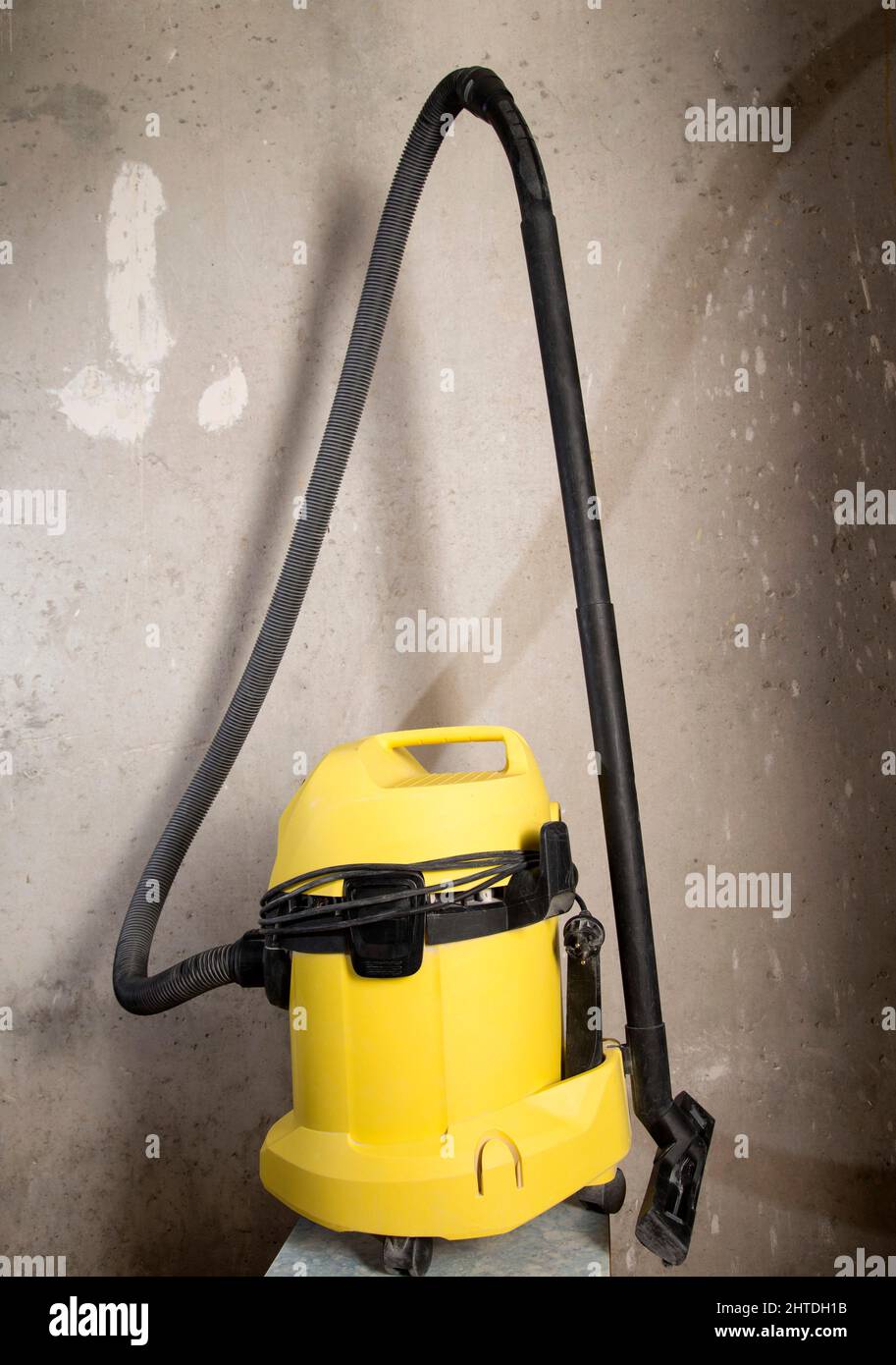 Industrial vacuum cleaner for cleaning construction debris on the
