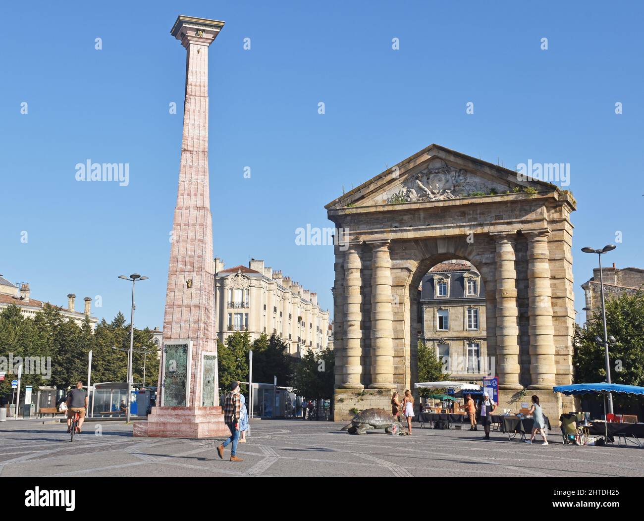 Place de la Victoire in Bordeaux, France, the Porte d’Aquitaine, triumphal arch built 1753, twisted obelisk sculpture, paying homage to vines & wines Stock Photo