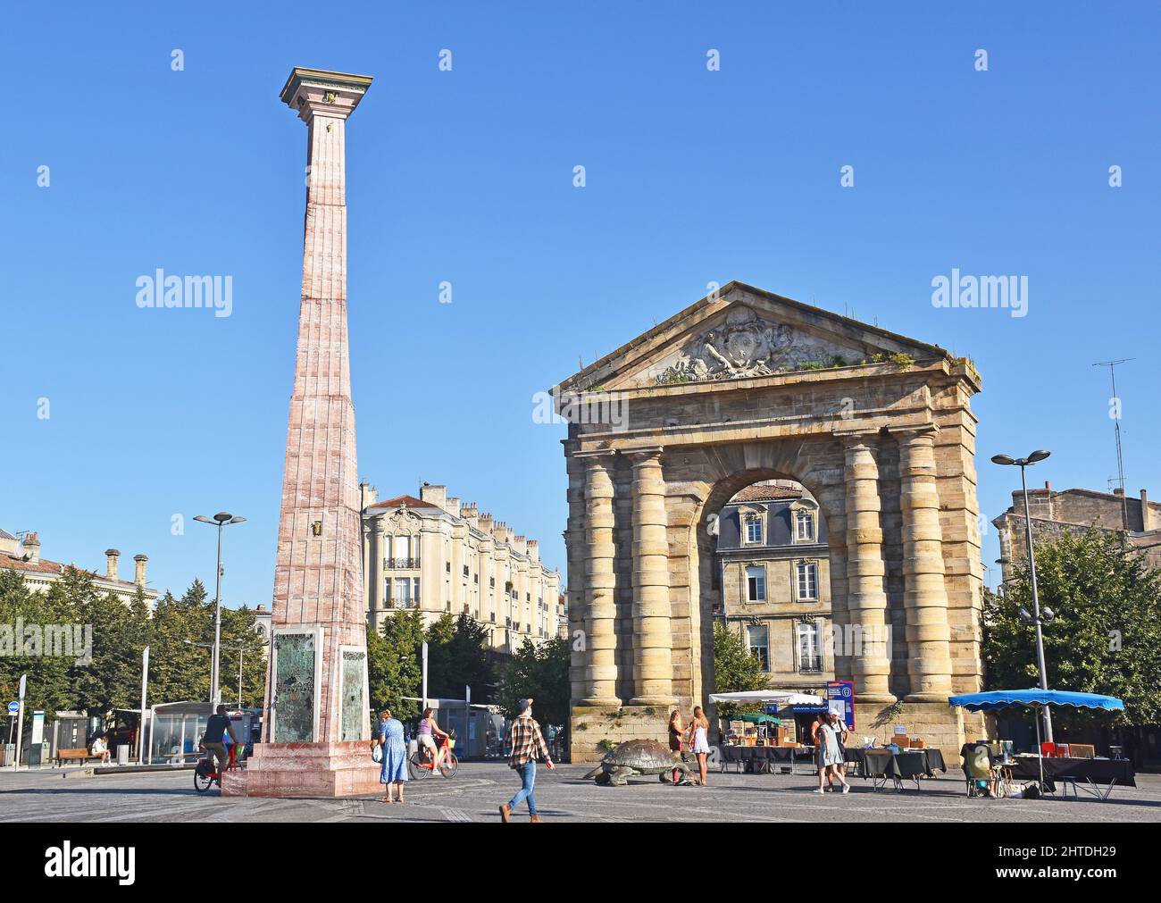 Place de la Victoire in Bordeaux, France, the Porte d’Aquitaine, triumphal arch built 1753, twisted obelisk sculpture, paying homage to vines & wines Stock Photo