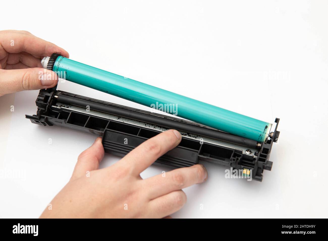 Removing and replacing the photoconductor from the printer cartridge