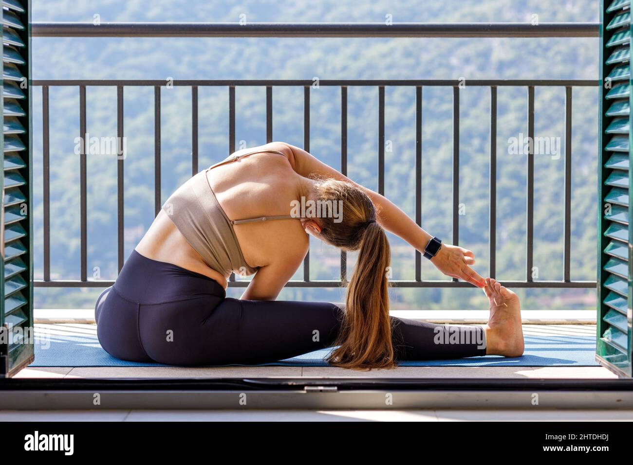 Young woman flexibility stretching yoga hi-res stock photography and ...