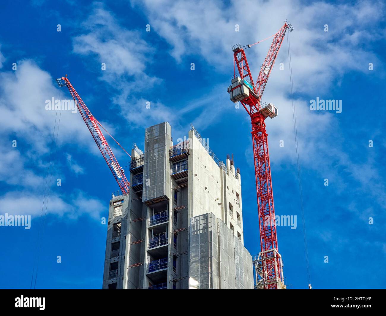 Cranes work on building a new concrete skyscraper Stock Photo Alamy