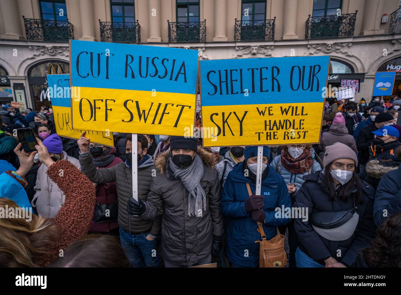 Crowd calls for sanctions against Russia after war launched in Ukraine Stock Photo