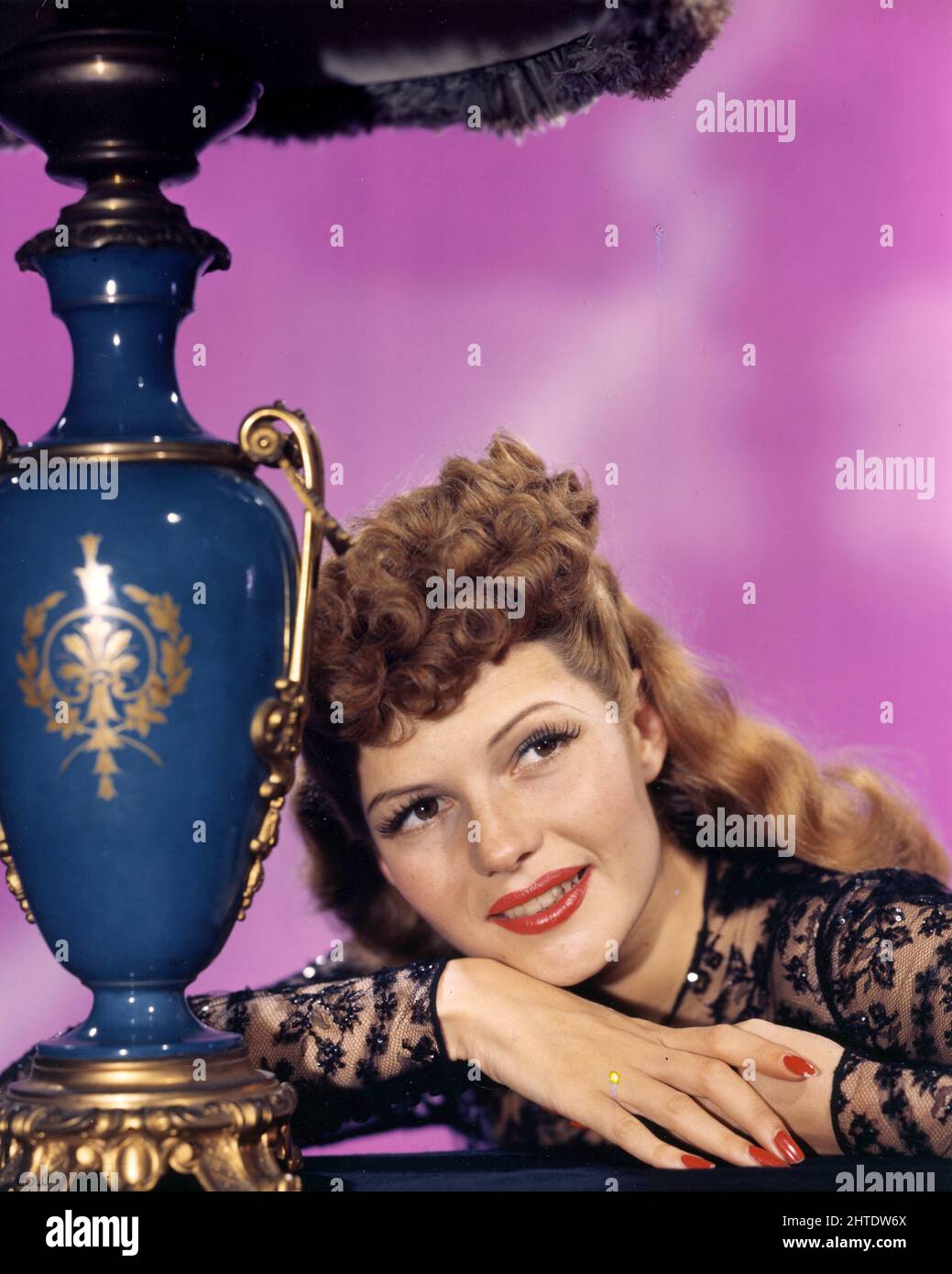RITA HAYWORTH in COVER GIRL (1944), directed by CHARLES VIDOR. Credit: COLUMBIA PICTURES / Album Stock Photo