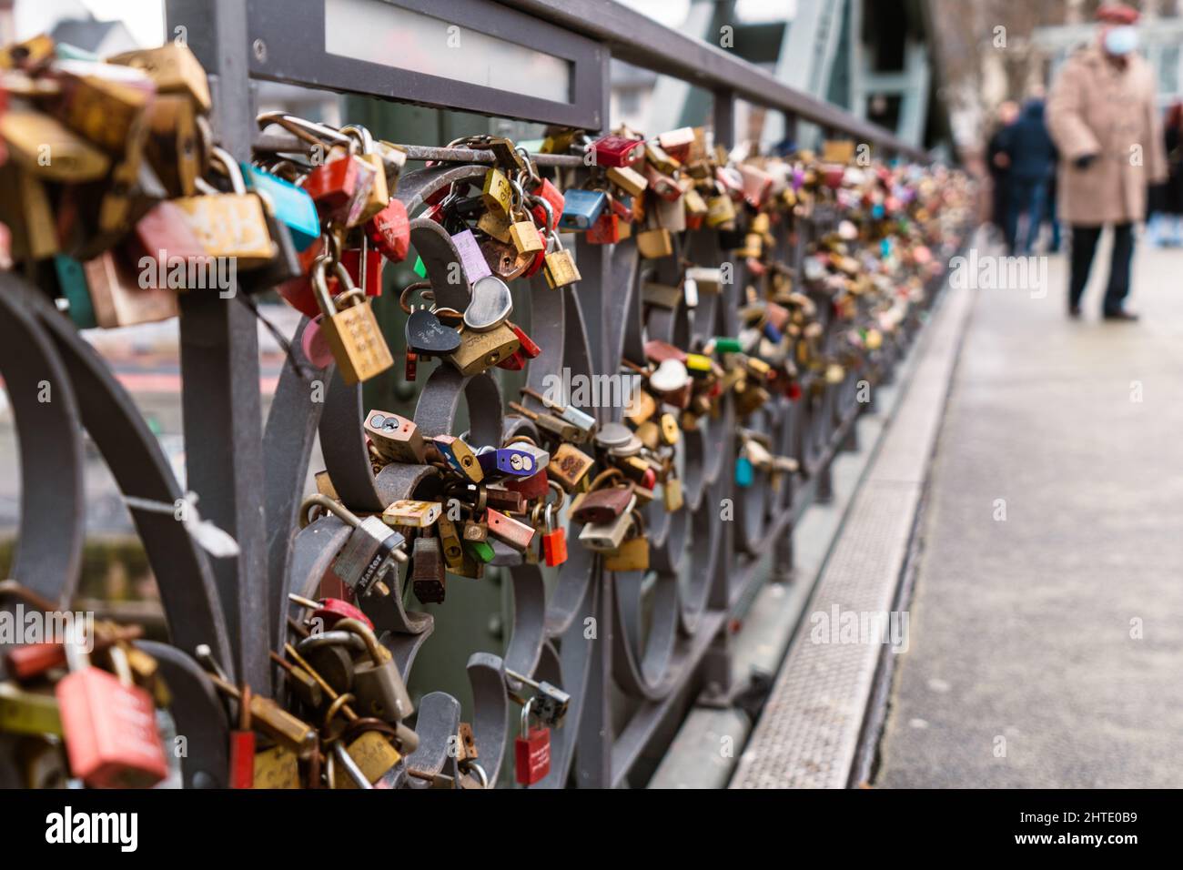 Hundred locks hang on the famous Iron Footbridge historic bridge in Frankfurt Stock Photo Alamy