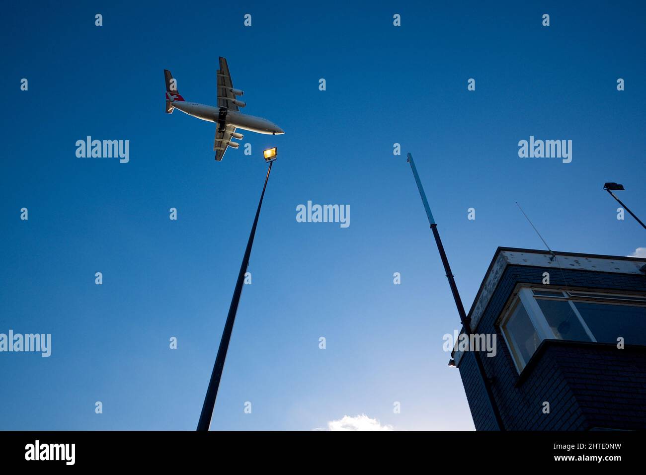 Aircraft landing london hi-res stock photography and images - Alamy