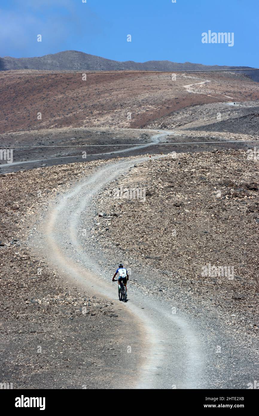 Wanderung zum Talahijas-Berg zwischen Vinamar-Schlucht und dem Vallmelo da  la Cal-Tal - Blick auf den Pico de la Zara, Fuerteventura, Spanien, Jandia  Stock Photo - Alamy