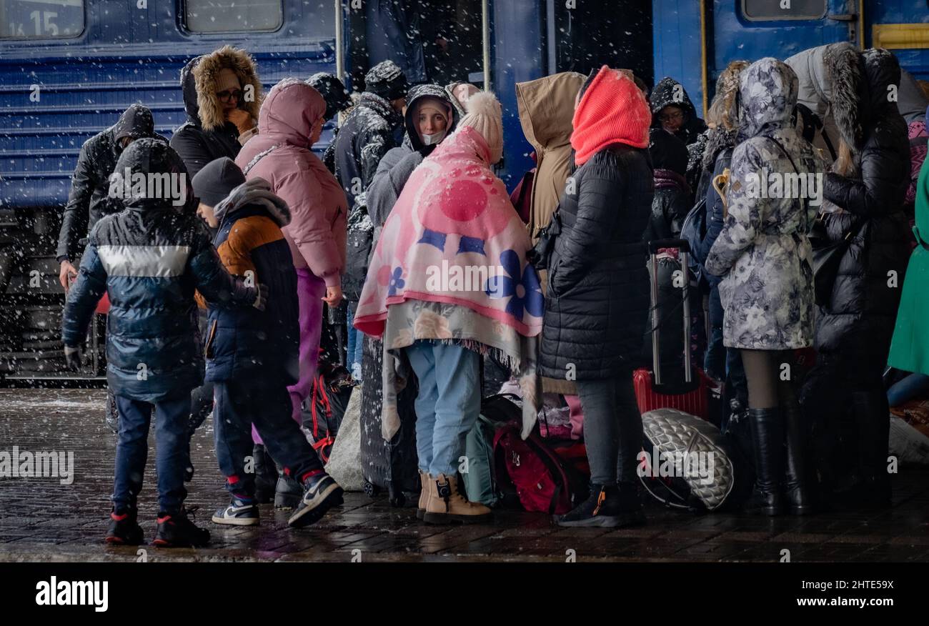 27th February 2022. Lviv Train Station, Ukraine. As snow fell on Sunday, some had to turn around and walk back to the nearest main city to find other ways out. Desperation grows at Ukraine border as more than half a million refugees flee war - Copyright: Bel Trew/The Credit: Independent/Alamy Live News Stock Photo