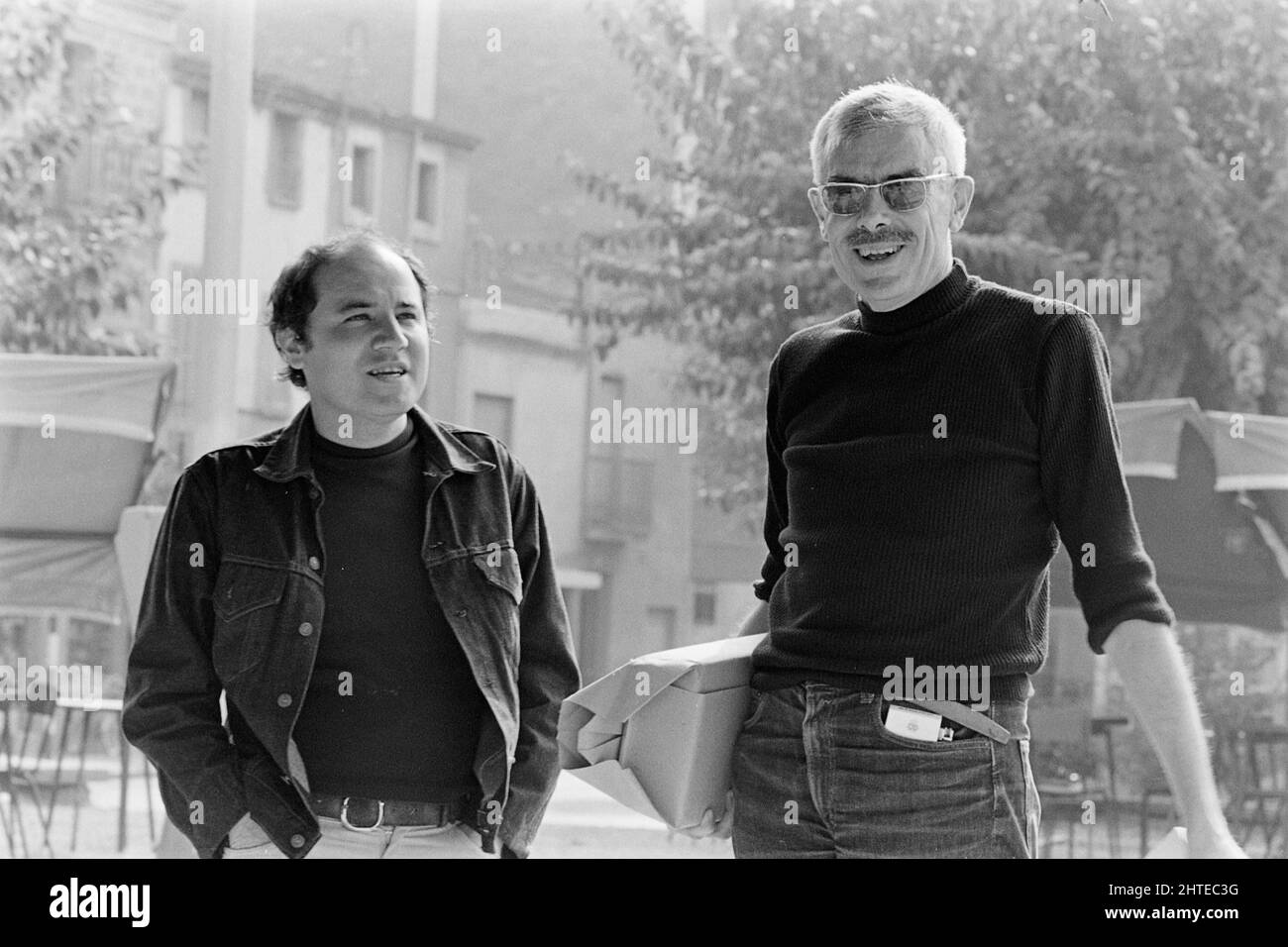 El escritor mexicano Federico Campbell y el poeta catalán Gabriel Ferrater,  juntos en San Cugat en septiembre de 1970 Stock Photo - Alamy