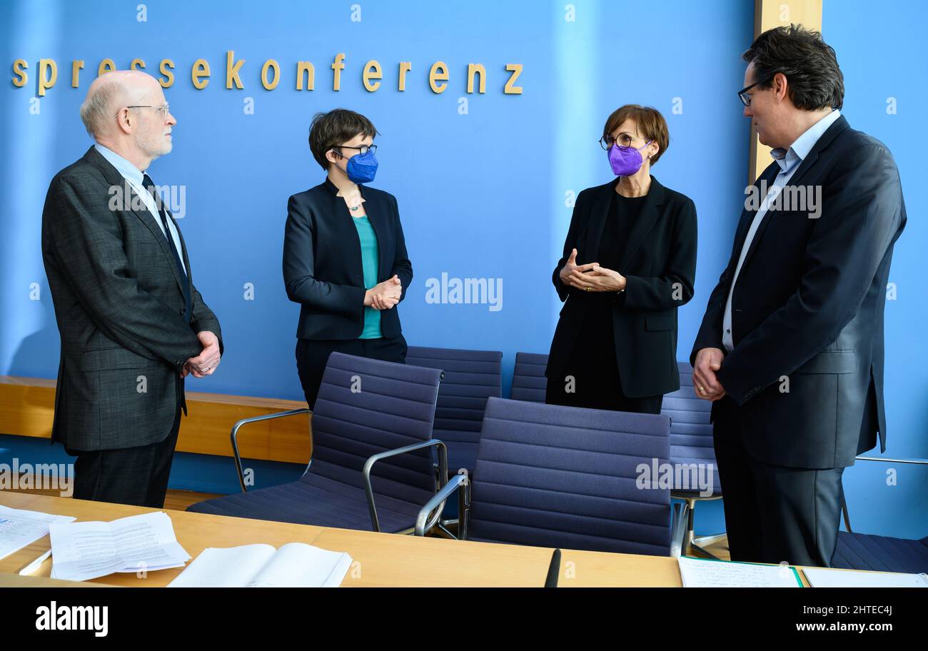 28 February 2022, Berlin: Bettina Stark-Watzinger (2nd from right, FDP), Federal Minister of Education and Research, Anna Lührmann (2nd from left, Bündnis 90/Die Grünen), Minister of State at the Federal Foreign Office, Hans-Otto Pörtner (l), Co-Chair of IPCC Working Group II, and Jörn Birkmann, Coordinating Lead Author, talk before a press conference on the national launch of the 6th Assessment Report of the Intergovernmental Panel on Climate Change (IPCC). The report by the IPCC, also known as the Intergovernmental Panel on Climate Change, summarizes the scientific evidence on the scientific Stock Photo