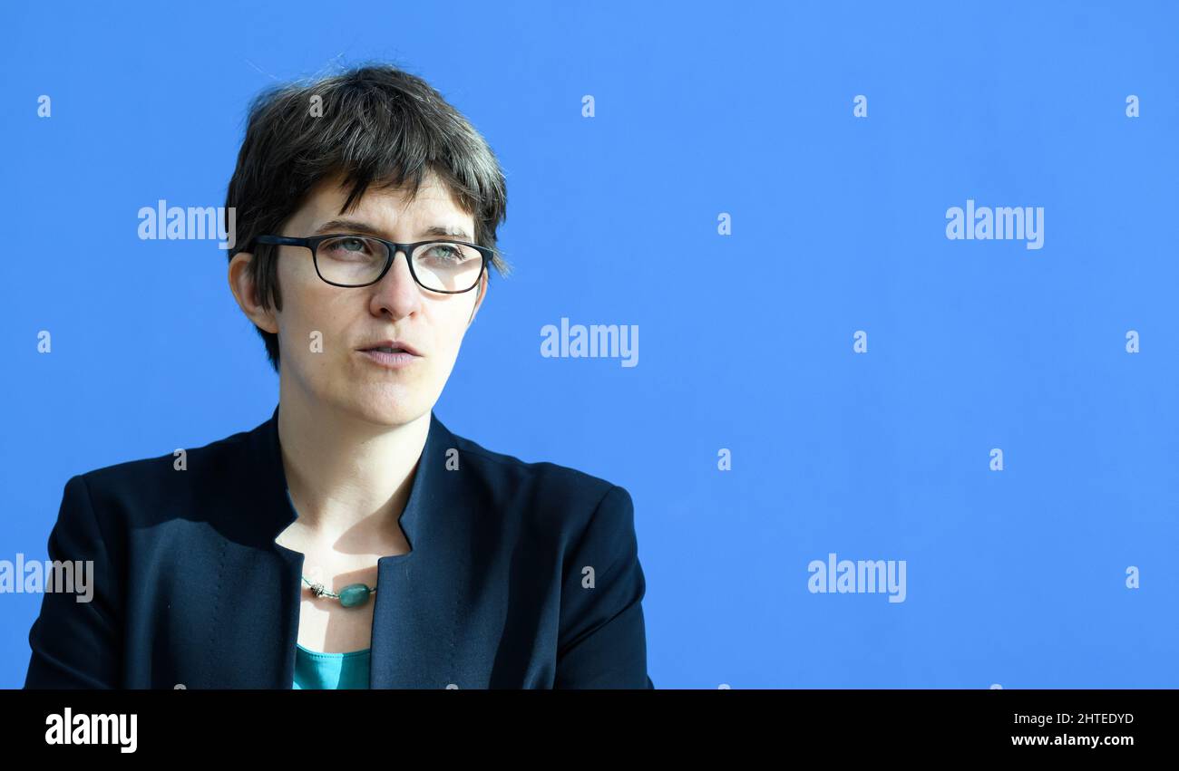 Berlin, Germany. 28th Feb, 2022. Anna Lührmann (Bündnis 90/Die Grünen), Minister of State at the Federal Foreign Office, speaks at a press conference on the national launch of the 6th Assessment Report of the Intergovernmental Panel on Climate Change (IPCC). The report of the IPCC, also known as the Intergovernmental Panel on Climate Change, summarizes the scientific state of the art on the scientific basis of climate change, its causes and extent. Credit: Bernd von Jutrczenka/dpa/Alamy Live News Stock Photo