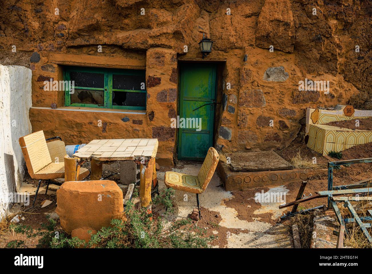 Escape from the city to this abandoned cave house with concrete outdoor furniture in El Roque, Gran Canaria Stock Photo
