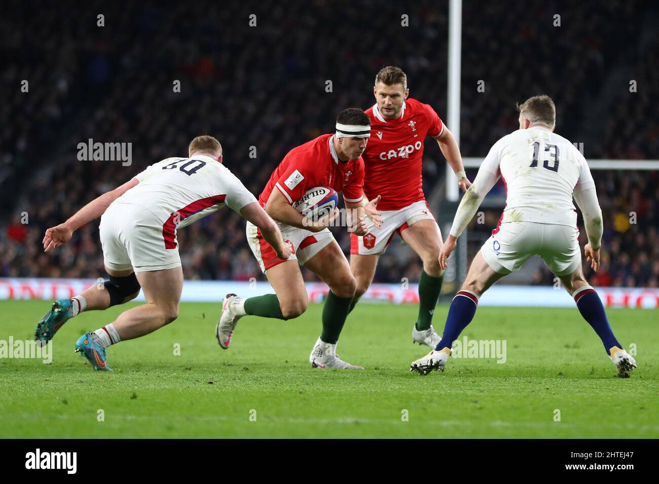 Owen Watkin of Wales (c) in action. Guinness Six Nations championship 2022 match, England v Wales at Twickenham Stadium in London on Saturday 26th February 2022.  pic by  Andrew Orchard/Andrew Orchard sports photography/ Alamy Live News Stock Photo