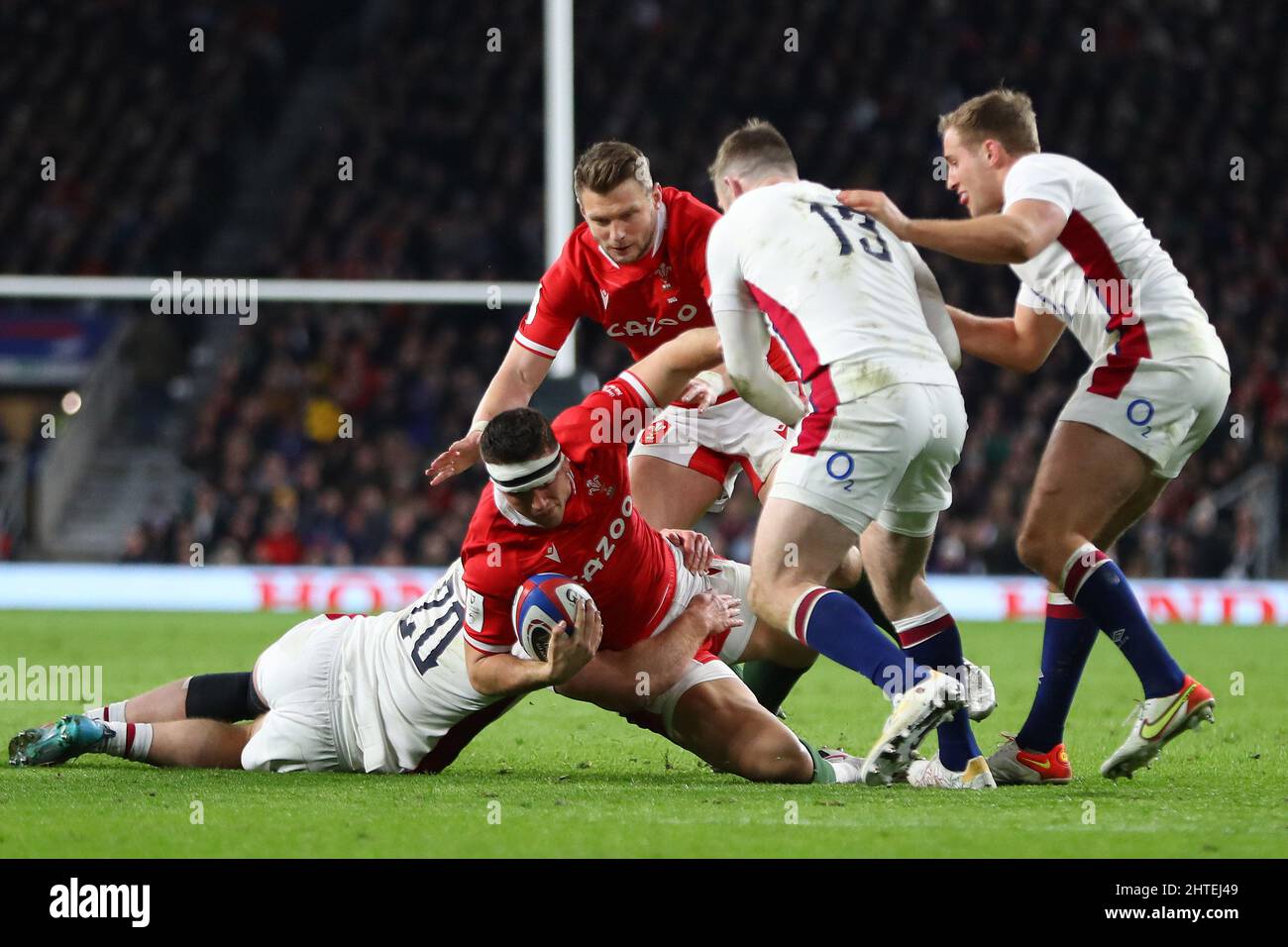 Owen Watkin of Wales (c) is tackled.  Guinness Six Nations championship 2022 match, England v Wales at Twickenham Stadium in London on Saturday 26th February 2022.  pic by  Andrew Orchard/Andrew Orchard sports photography/ Alamy Live News Stock Photo