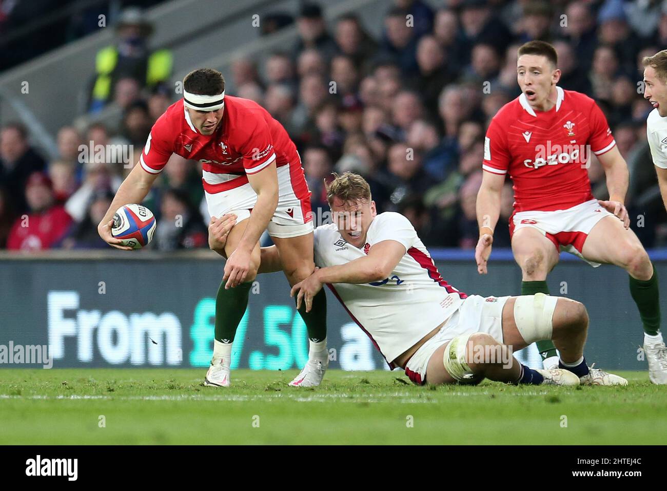 Owen Watkin of Wales (l) in action. Guinness Six Nations championship 2022 match, England v Wales at Twickenham Stadium in London on Saturday 26th February 2022.  pic by  Andrew Orchard/Andrew Orchard sports photography/ Alamy Live News Stock Photo
