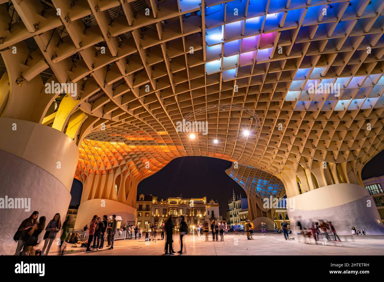 Die futuristische Holzkonstruktion und Aussichtsplattform Metropol Parasol an der Plaza de la Encarnación in der Abenddämmerung, Sevilla, Andalusien, Stock Photo