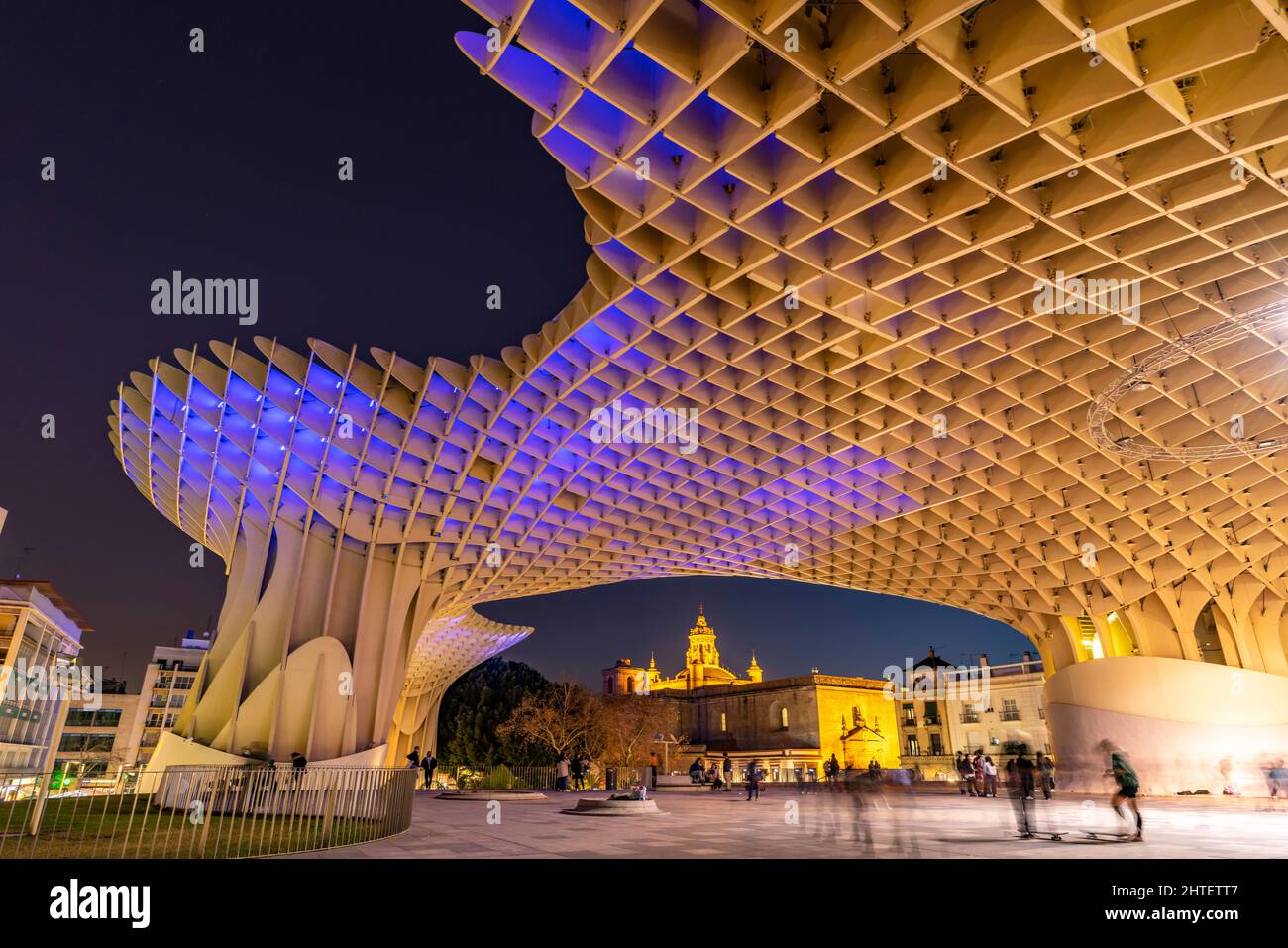Die futuristische Holzkonstruktion und Aussichtsplattform Metropol Parasol an der Plaza de la Encarnación in der Abenddämmerung, Sevilla, Andalusien, Stock Photo