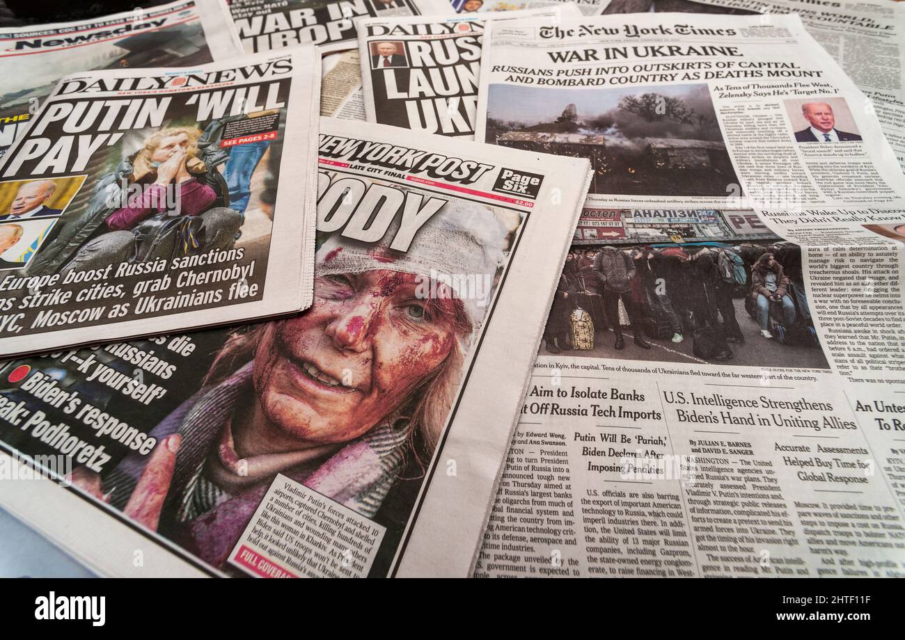 Several days’ covers of New York newspapers on Friday, February 25, 2022 report on the invasion of Ukraine by Russian military forces. (© Richard B. Levine) Stock Photo