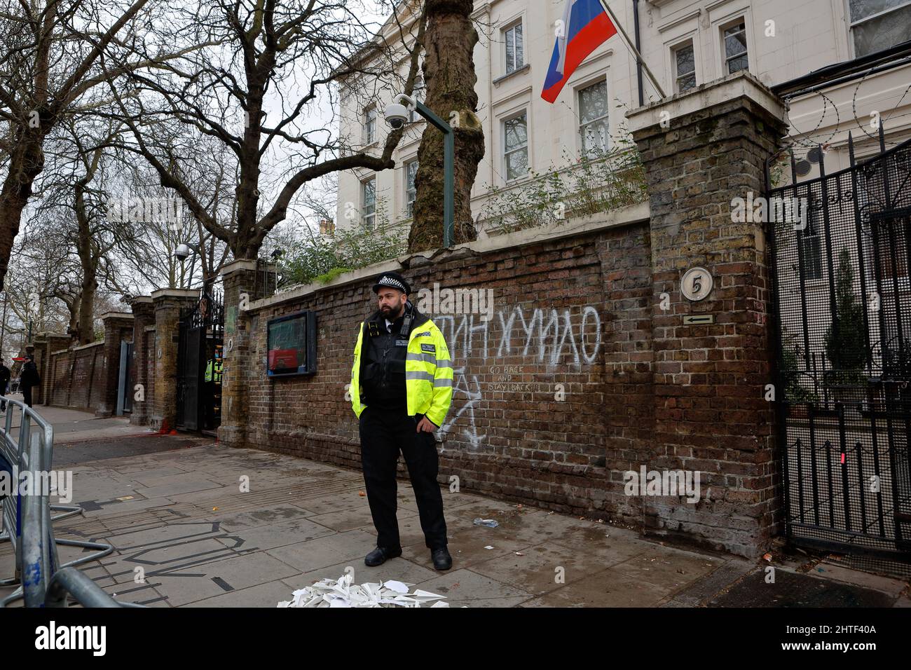 London (UK), 28.02.2022: Police cordon off the Russian Embassy in London following days of protests against the Russian-Ukraine invasion. Stock Photo