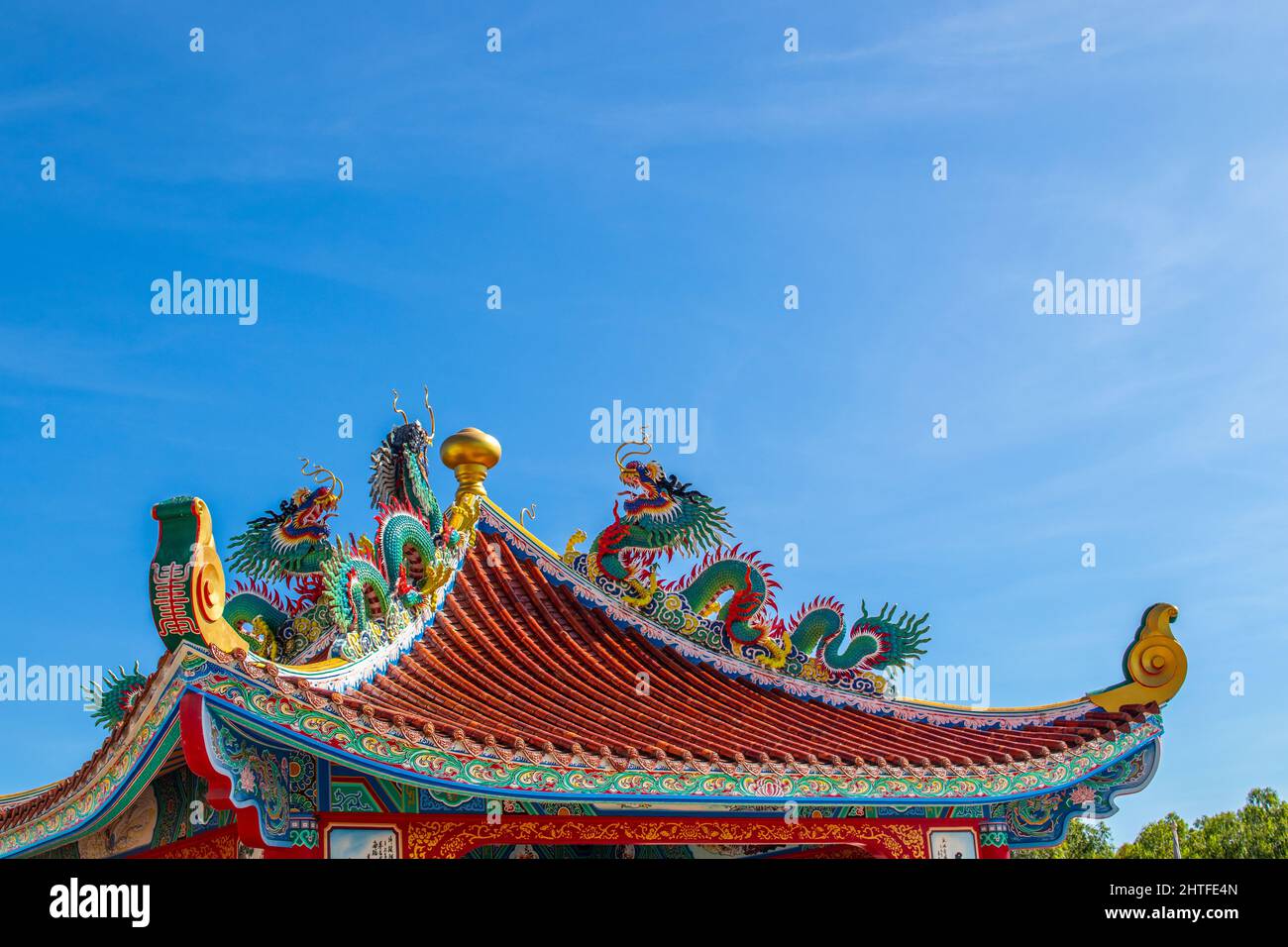Chinese dragon statue on a roof of a temple Stock Photo Alamy