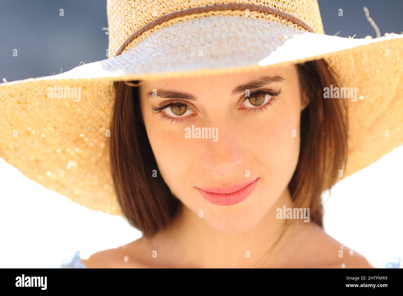 Lady big hat hi-res stock photography and images - Alamy
