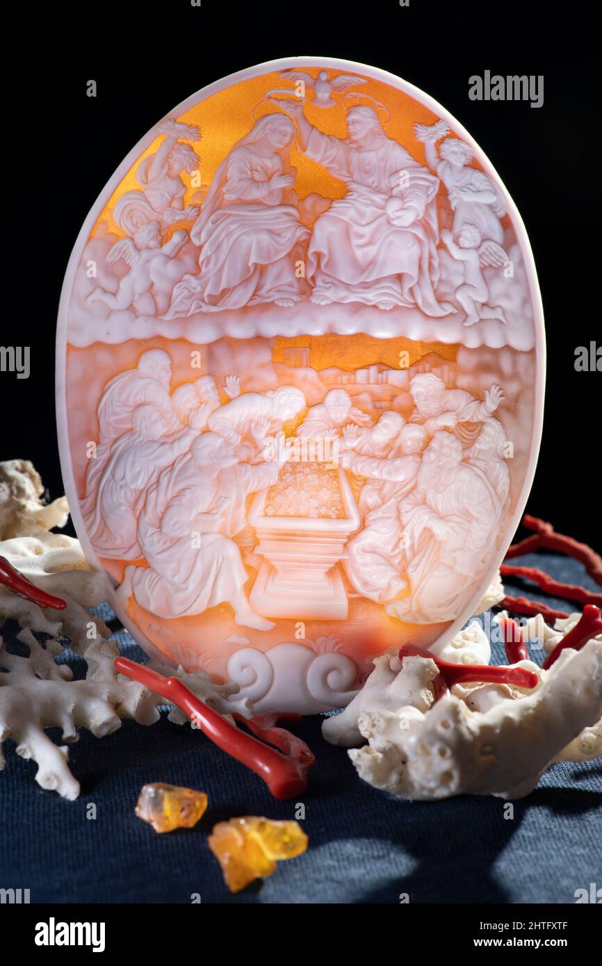 Black cameo frame hi-res stock photography and images - Alamy
