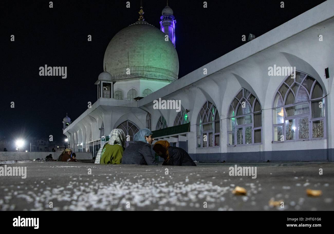 February 28, 2022, Srinagar, Jammu and Kashmir, India: Kashmiri Muslims throng Hazratbal Shrine on the ocassion of the Muslim festival Mehraj-ul-Alam, which marks ascension day, the journey from Heaven to Earth of the Prophet Muhammad, at the Hazratbal Shrine on February 28, 2022. (Credit Image: © Adil Abbas/ZUMA Press Wire) Stock Photo