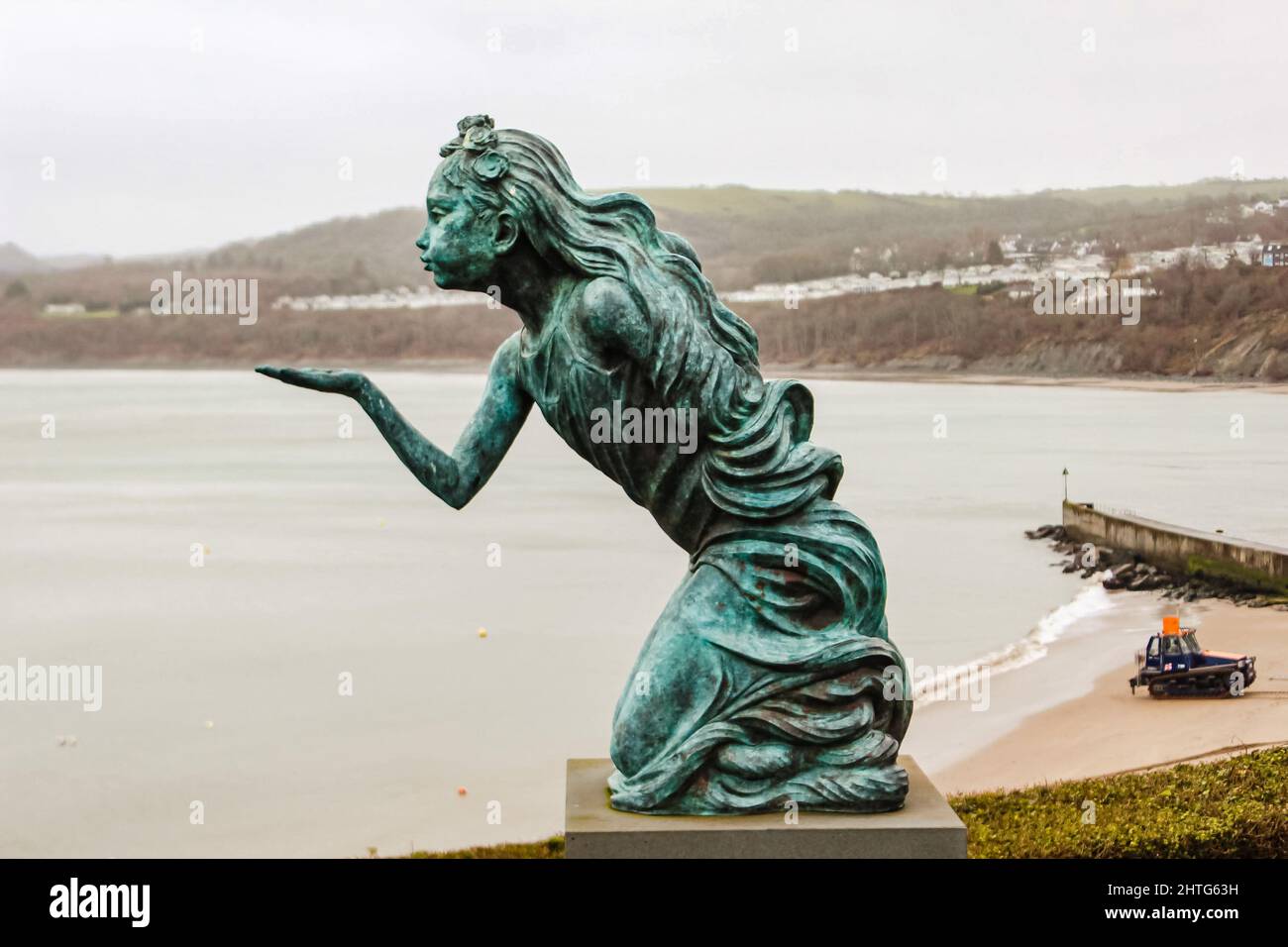 Fair Winds and Following Seas statue by David Appleyard in front of the Irish Sea and coast in New Quay, Wales Stock Photo