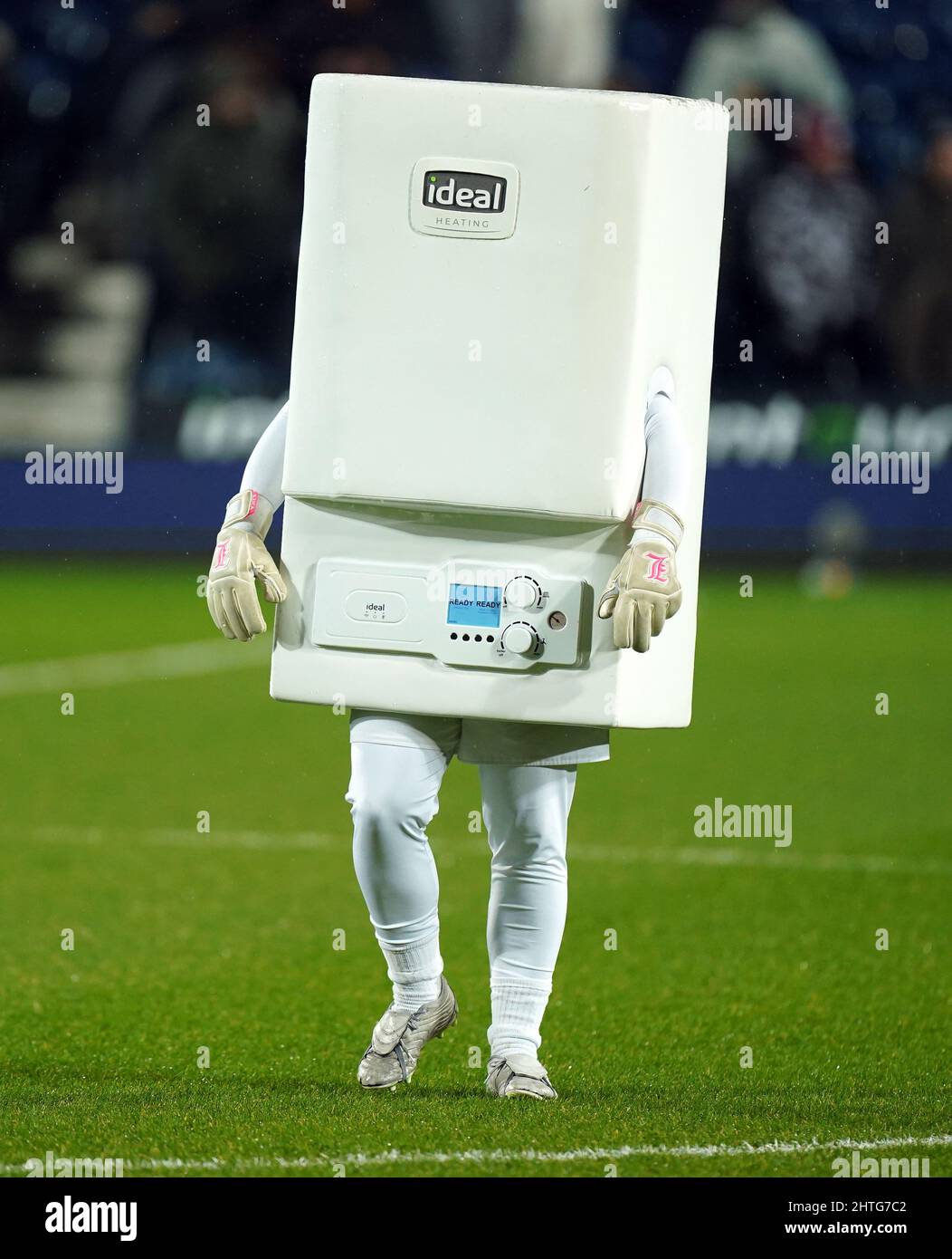 applaus Samenhangend Converteren West Brom mascot Boiler Man during the Sky Bet Championship match at The  Hawthorns, West Bromwich. Picture date: Monday February 28, 2022 Stock  Photo - Alamy