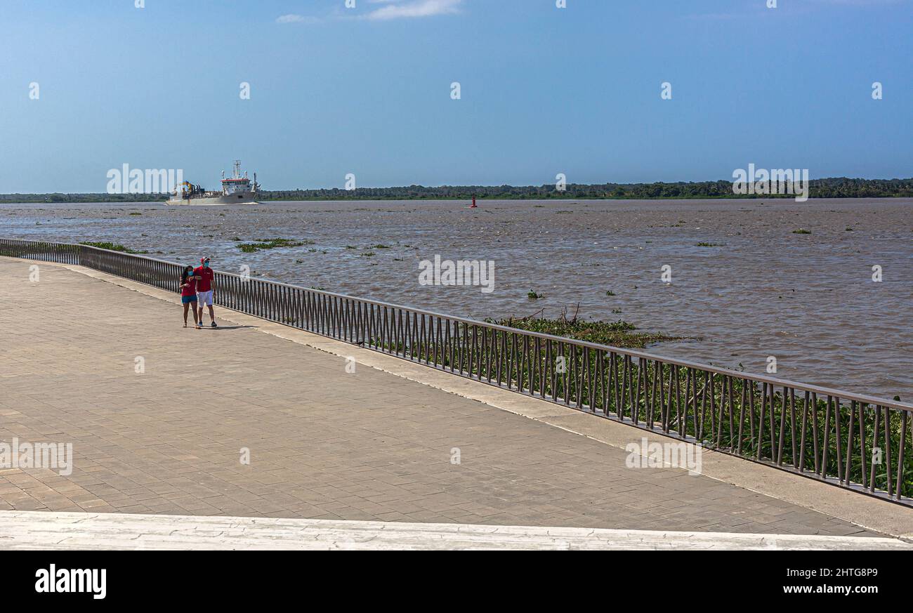 A couple strolling along el Gran Malecón del Río Magdalena, Barranquilla, Colombia. Stock Photo