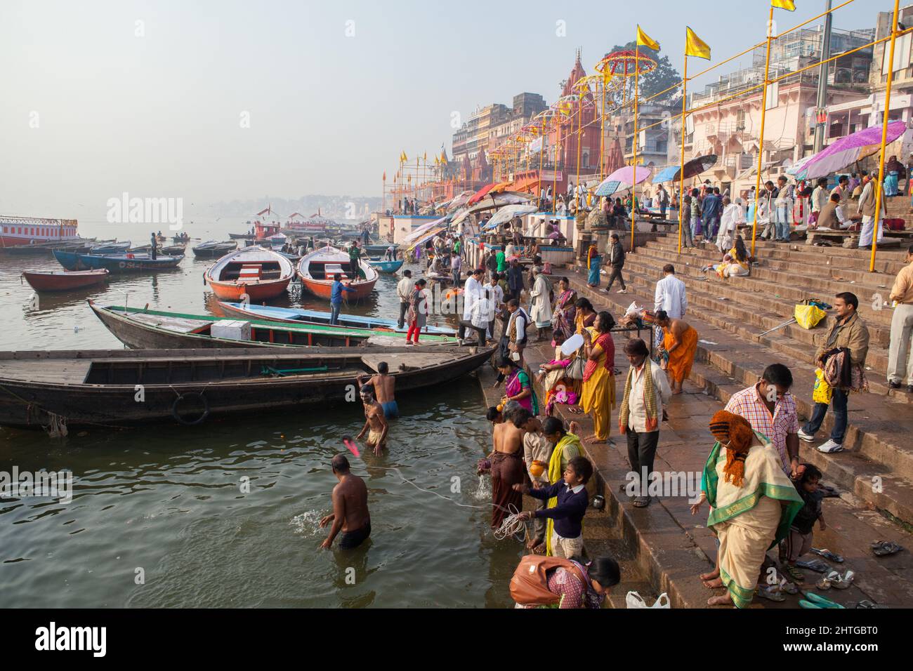 Pilgrims on the bathing ghats beside the Ganges in Varanasi Stock Photo