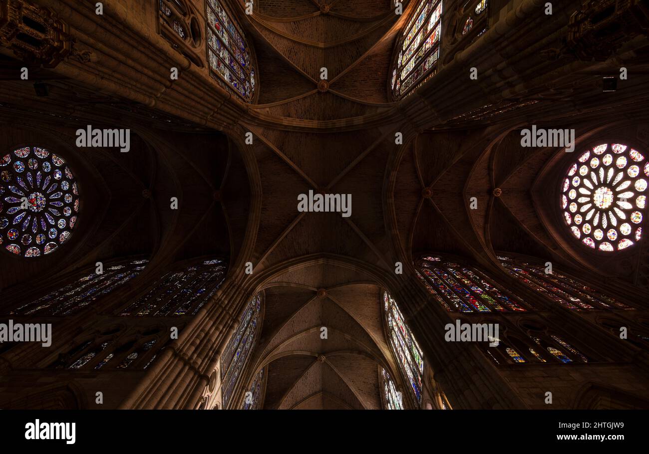 Interior de la catedral de León nave central y crucero Stock Photo