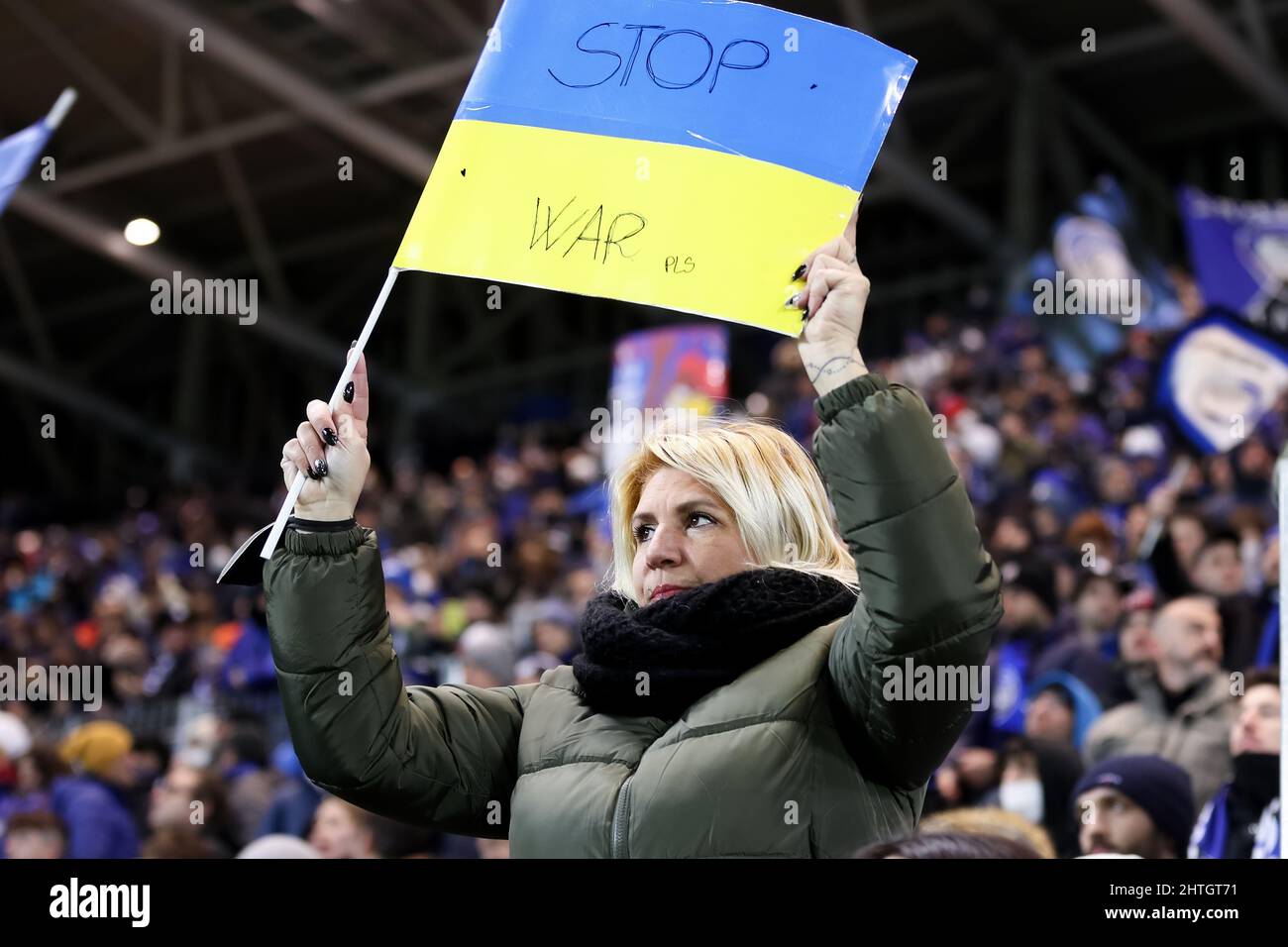 Bergamo, Italy, 28 February, 2022. Viewer on the stand with Ukranian flag during the Serie A football match between Atalanta and Sampdoria at Gewiss Stadium on February 28, 2022 in Bergamo, Italy. Credit: Stefano Nicoli/Speed Media/Alamy Live News Stock Photo