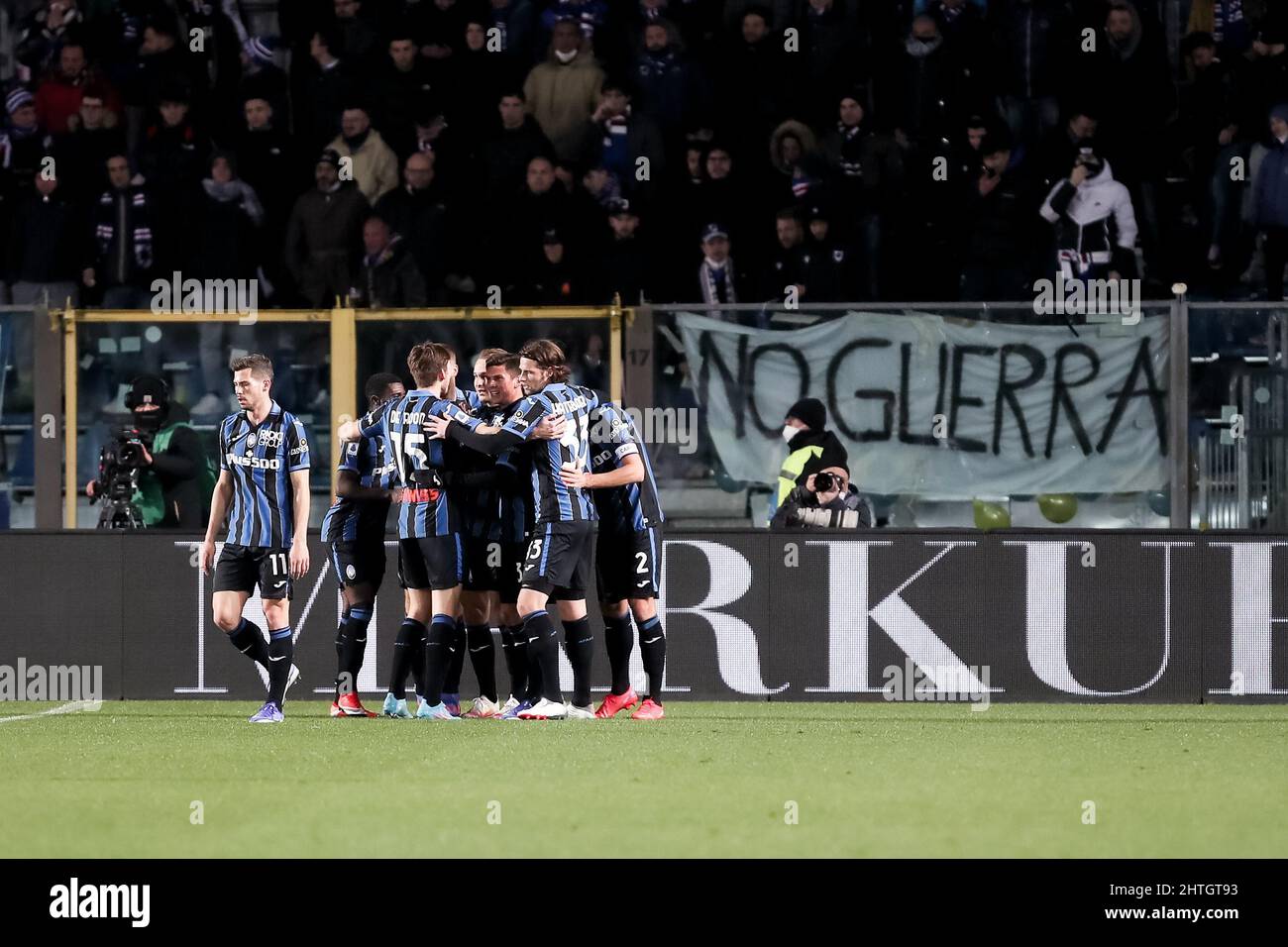 Bergamo, Italy, 28 February, 2022. Teun Koopmeiners midfielder for Atalanta B.C. celebrates after scoring with teammates during the Serie A football match between Atalanta and Sampdoria at Gewiss Stadium on February 28, 2022 in Bergamo, Italy. Credit: Stefano Nicoli/Speed Media/Alamy Live News Stock Photo