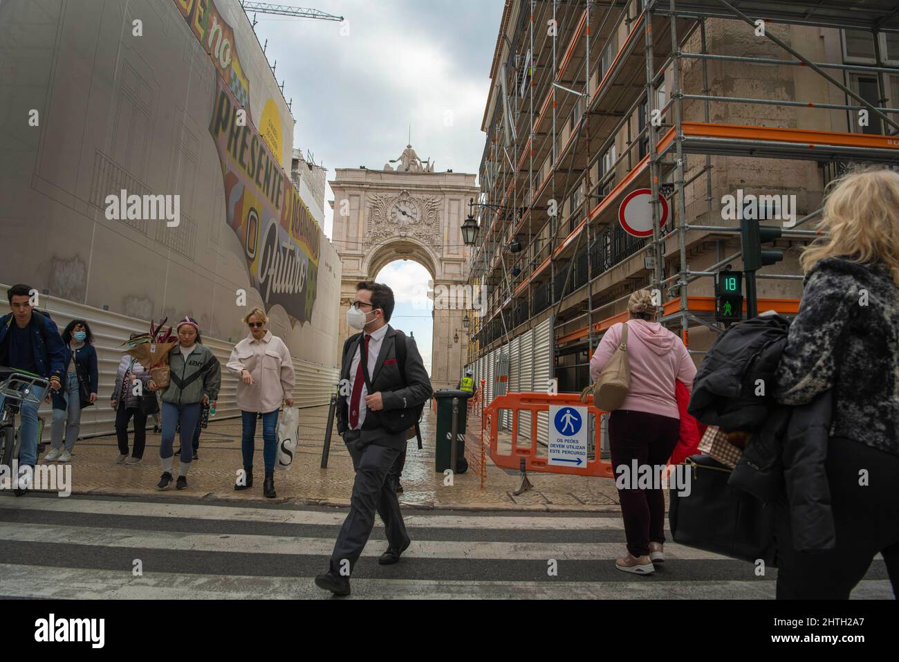 Lisbon, Portugal. 17th Feb, 2022. People wearing protective masks are seen walking through the Augusta arch, in the historic area of Praça de Comercio.According to the General Health Direction (DGS), Portugal has recorded a total of 2,795,830 cases of COVID-19 since the beginning of the pandemic. At least 20,077 patients have died, while 155 still remain in intensive care units. (Credit Image: © Jorge Castellanos/SOPA Images via ZUMA Press Wire) Stock Photo