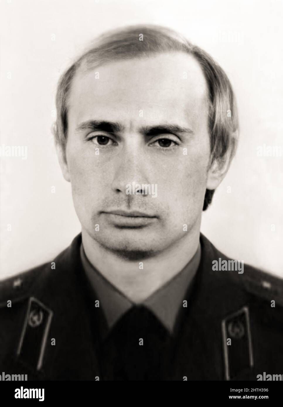 1977 ca , URSS  : The russian politician VLADIMIR PUTIN ( born in Lelingrad , 7 october 1952 ) when was young , aged 25 in Communist Red Army like Secret Agent at KGB . Unknwnown photographer . - Presidente della Federazione Russa - RUSSIA - POLITICO -  POLITICA - POLITIC - personalità personalità da giovane giovani - personality personalities when was young  - military uniform - divisa uniforme militare --- Archivio GBB Stock Photo