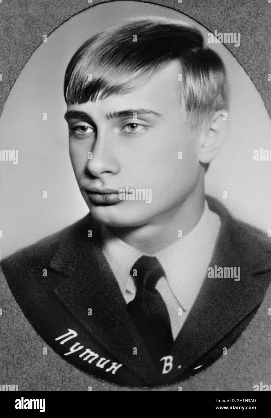 1970 , URSS  : The russian politician VLADIMIR PUTIN ( born in Lelingrad , 7 october 1952 ) when was young , aged 18 at school . - Presidente della Federazione Russa - RUSSIA - POLITICO -  POLITICA - POLITIC - personalità personalità da giovane giovani - personality personalities when was young  - teenager - adolescente - adolescenza - cravatta - tie --- Archivio GBB Stock Photo
