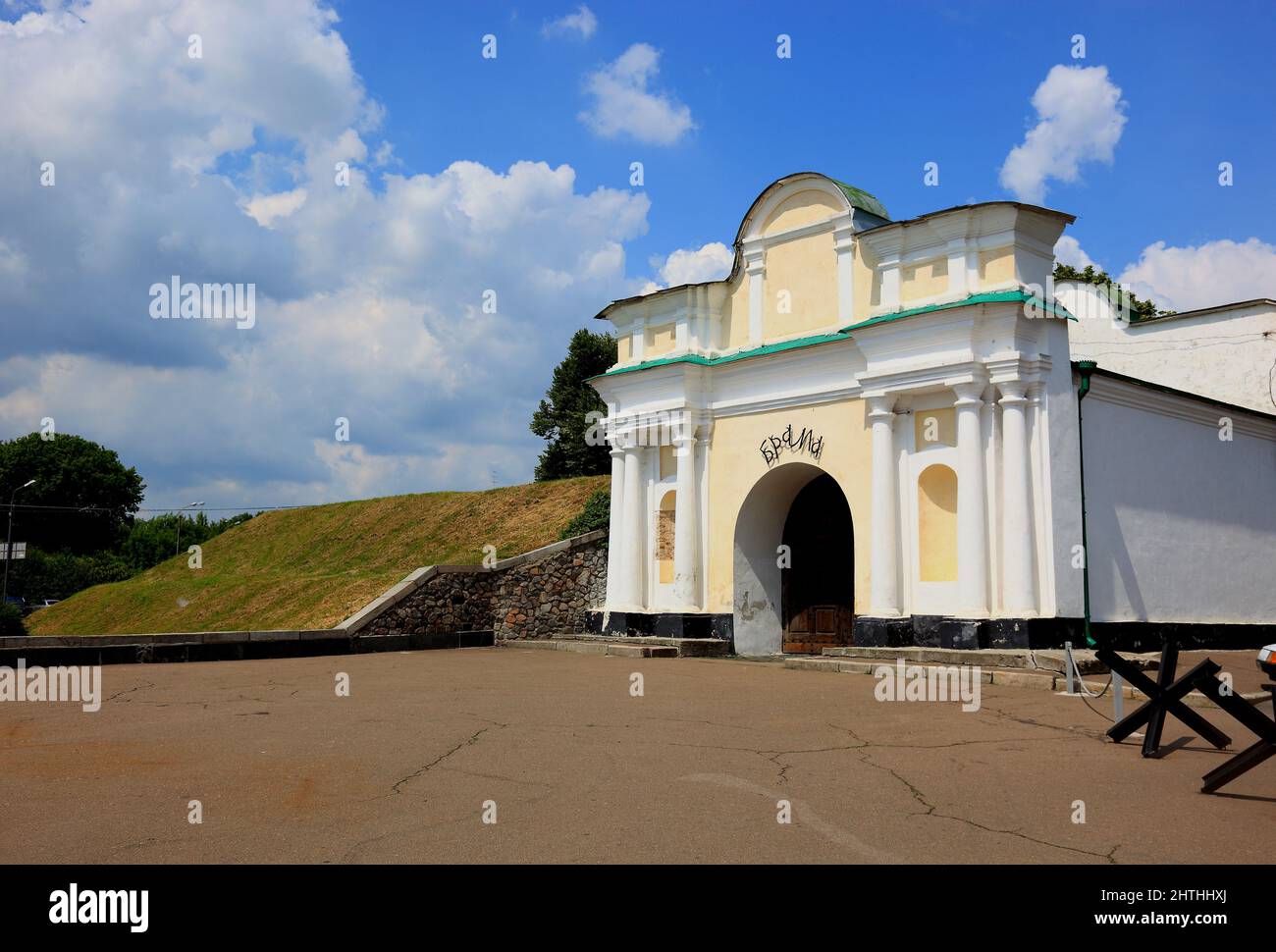 Stadt Kiew, das Suedtor auf dem Gelaende des National Museums der Geschichte der Ukraine im Zweiten Weltkrieg, eine Erinnerungsstaette im Stadtteil Pe Stock Photo