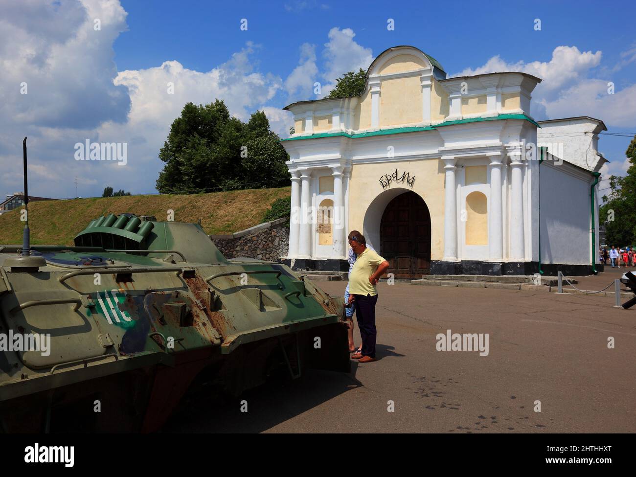 Stadt Kiew, das Suedtor  und Panzer auf dem Gelaende des National Museums der Geschichte der Ukraine im Zweiten Weltkrieg, eine Erinnerungsstaette im Stock Photo