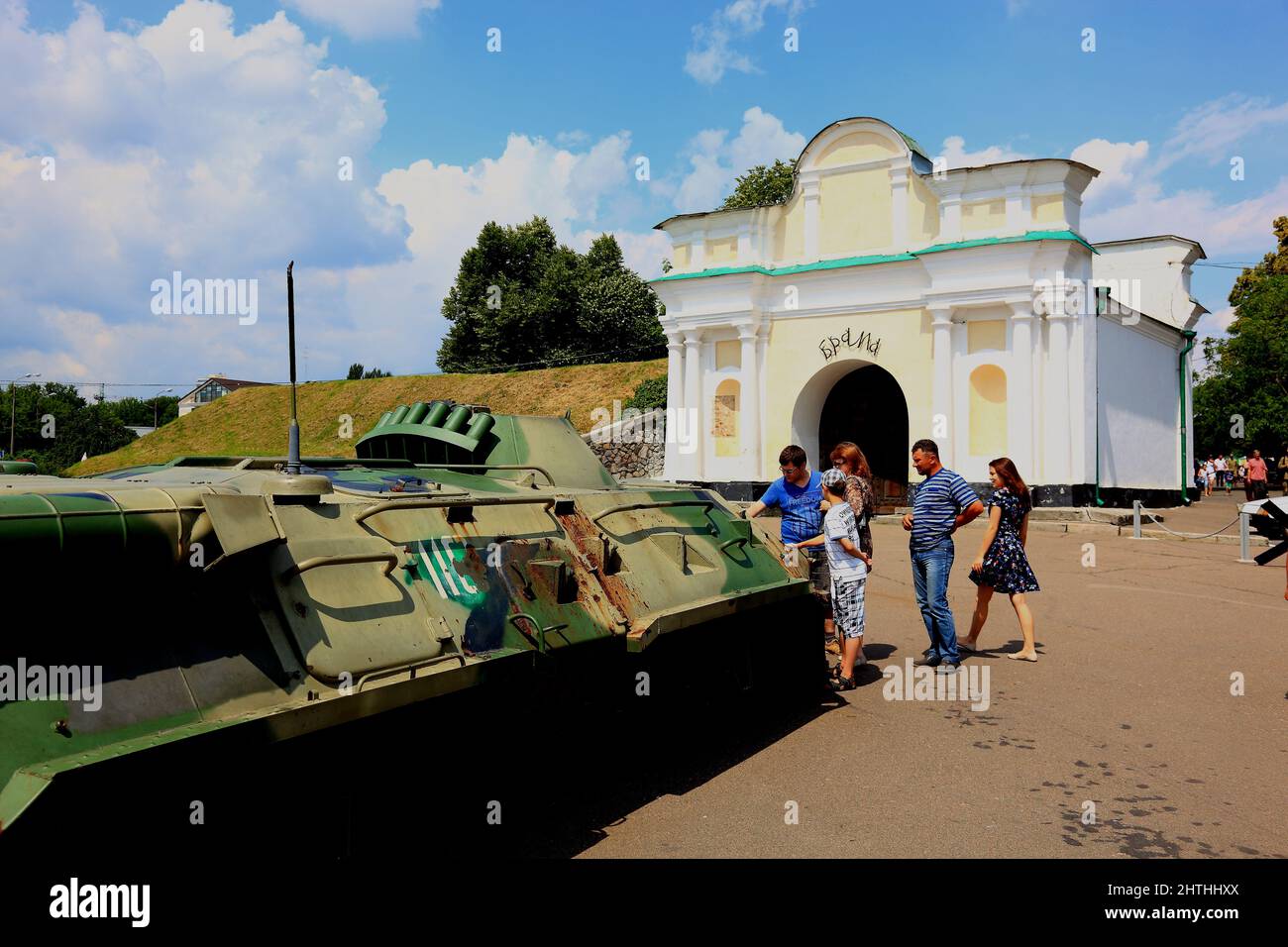 Stadt Kiew, das Suedtor  und Panzer auf dem Gelaende des National Museums der Geschichte der Ukraine im Zweiten Weltkrieg, eine Erinnerungsstaette im Stock Photo