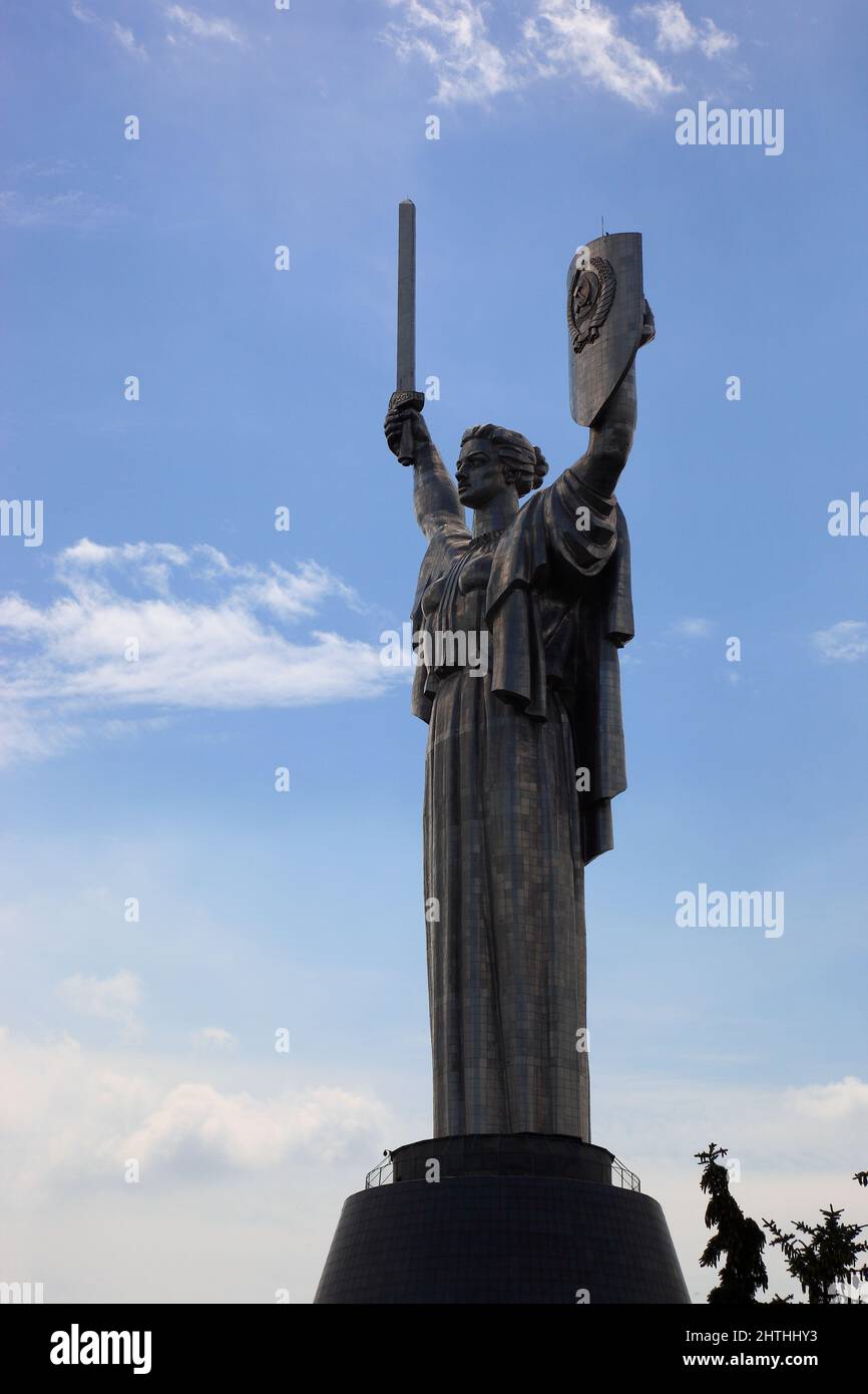 Stadt Kiew,  die Mutter-Heimat-Statue auf dem Gelaende des National Museums der Geschichte der Ukraine im Zweiten Weltkrieg, eine Erinnerungsstaette i Stock Photo